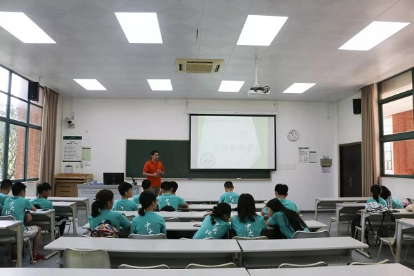 (图13-4 班主任见面会)